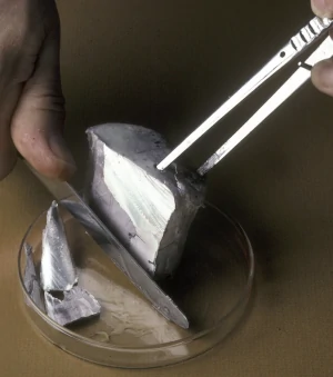 sodium an alkali metals are soft and cut by knife.