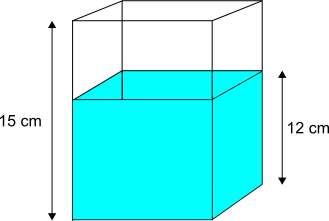 Sam đổ đầy nước vào một cái bể hình chữ nhật có đáy hình vuông chứa đầy nước như hình bên dưới. Thể tích nước trong bể là 972 cm³